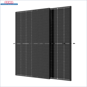 Zwei schwarze Solarmodule für das Warmwasser mit Photovoltaik Heizstab