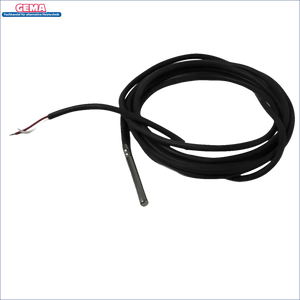 Schwarzes Kabel mit Metallsensor für Temperaturmessung am Lambda-Kessel Attack Kesselfühler
